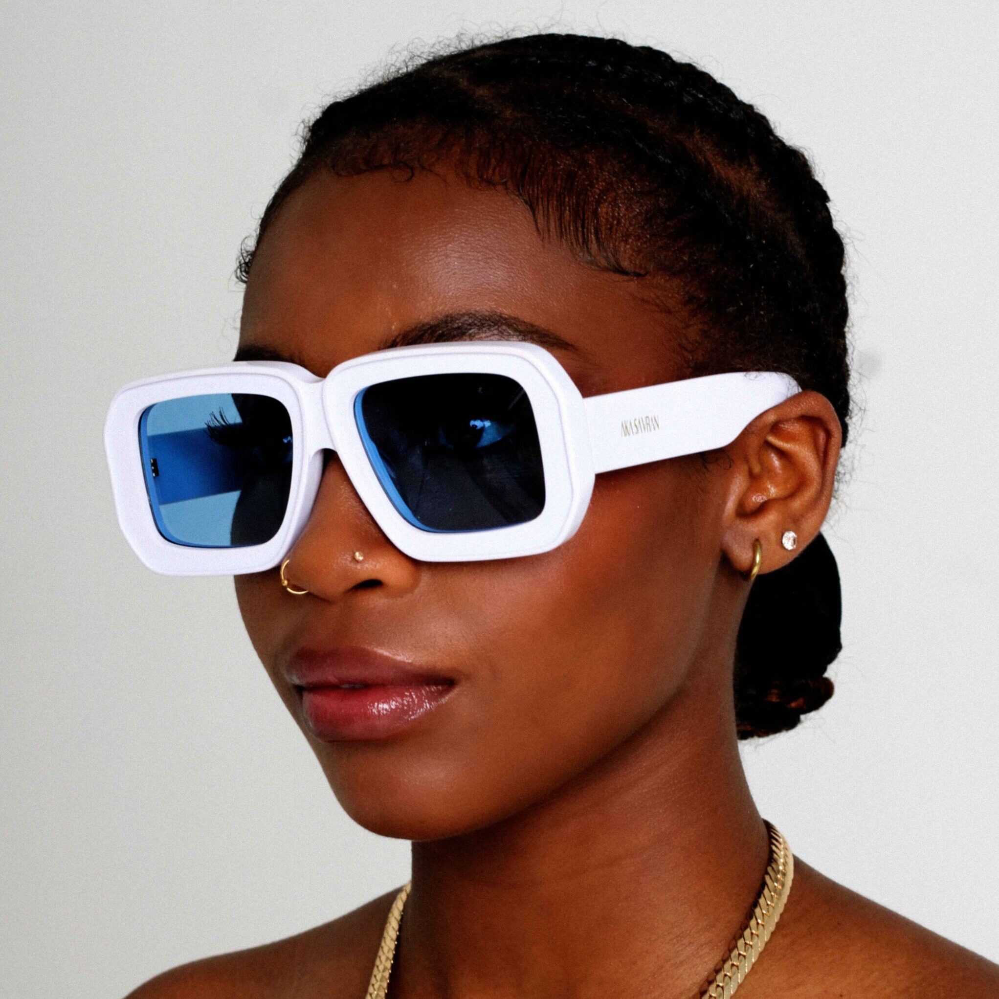 Schwarzes weibliches Model mit luxuriöser übergroßer Sonnenbrille, Supreme von der Luxusbrillenmarke AKA SAVRAN, ähnlich der Loewe Paula's Ibiza Dive in Mask Sunglasses