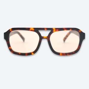 Adoptez l'élégance rustique-chic avec les lunettes de soleil Campagne Clair d'AKA SAVRAN. Le design aviateur luxueux et intemporel rencontre l'allure de la campagne française.