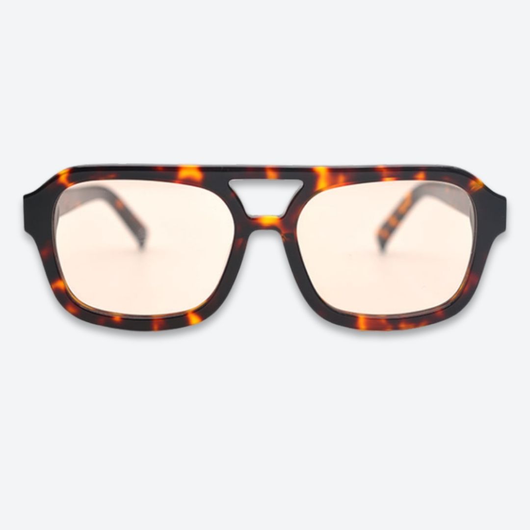 Adoptez l'élégance rustique-chic avec les lunettes de soleil Campagne Clair d'AKA SAVRAN. Le design aviateur luxueux et intemporel rencontre l'allure de la campagne française.