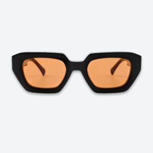 Élevez votre style avec les lunettes de soleil LouLou L'Orange d'AKA SAVRAN. Fabriquées avec amour et héritage, elles exsudent l'élégance.