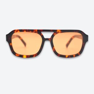 Adoptez l'élégance rustique-chic avec les lunettes de soleil Campagne Clair d'AKA SAVRAN. Le design aviateur luxueux et intemporel rencontre l'allure de la campagne française.