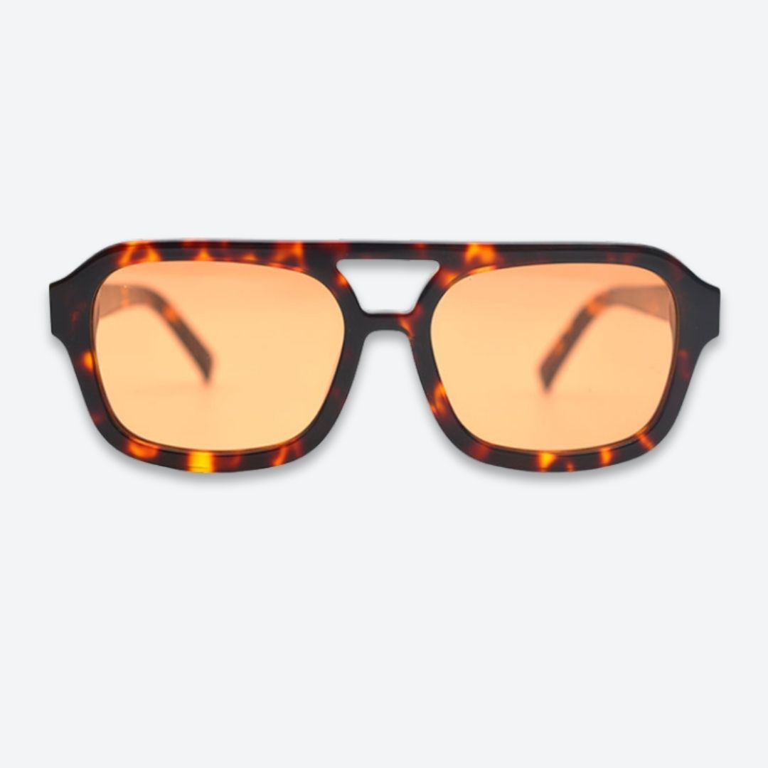 Adoptez l'élégance rustique-chic avec les lunettes de soleil Campagne Clair d'AKA SAVRAN. Le design aviateur luxueux et intemporel rencontre l'allure de la campagne française.