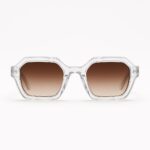 Las gafas de sol transparentes Marais de AKA SAVRAN fusionan acetato cristalino, lentes marrones degradadas UV400 y bisagras doradas: lujo, comodidad y estilo en cada detalle. Vista frontal.